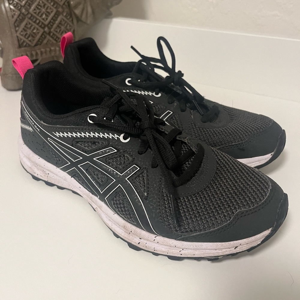 LIGHTLY WORN! Size 7.5 women’s